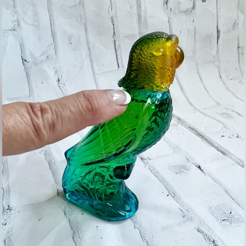 Vintage Avon Island Parakeet glass collectible bottle with Moonwind fragrance - Picture 5 of 7